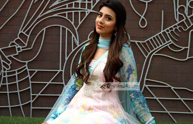 মিম ছোটপর্দা ও চলচ্চিত্রে সমানতালে অভিনয় করে যাচ্ছেন। দুই মাধ্যমেই তিনি সফলতা লাভ করতে চান। ছবি&nbsp; : মাহবুব আলম