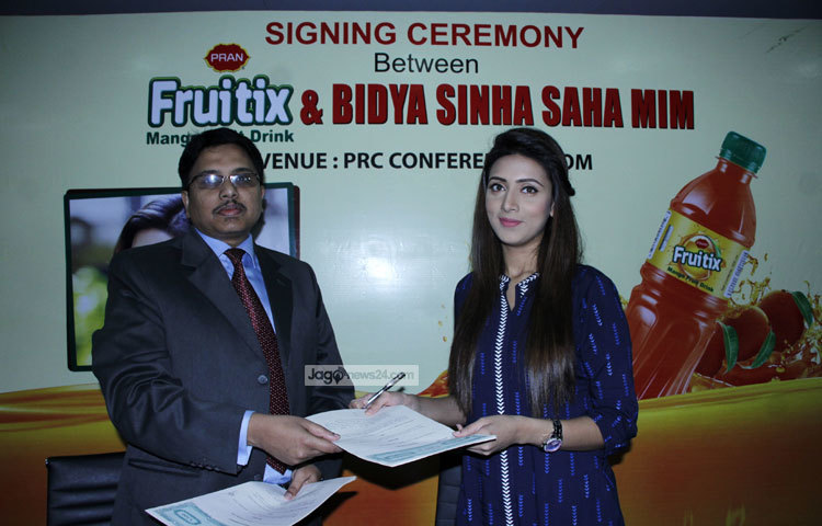 চুক্তিপত্র হস্তান্তর করছেন মিম। এসময় উপস্থিত ছিলেন প্রাণ ফ্রুটিক্সের চিফ অপারেটিং অফিসার ইঞ্জিনিয়ার এসকে ওয়ারেসুল হাবিব, হেড অব মার্কেটিং অরুণাংশু ঘোষ ও ব্র্যান্ড ম্যানেজার ওমর ফারুক। ছবি : মাহবুব আলম