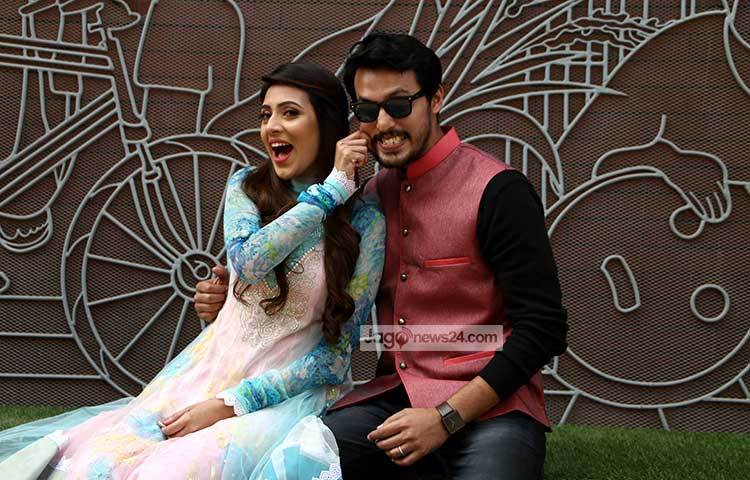 সহশিল্পীর সঙ্গে মিম। চলচ্চিত্রে অভিনয় করে মিম এরই মধ্যে চলচ্চিত্রপ্রেমীদের কাছ থেকে ব্যাপক প্রশংসা লাভ করেছেন। ছবি&nbsp; : মাহবুব আলম