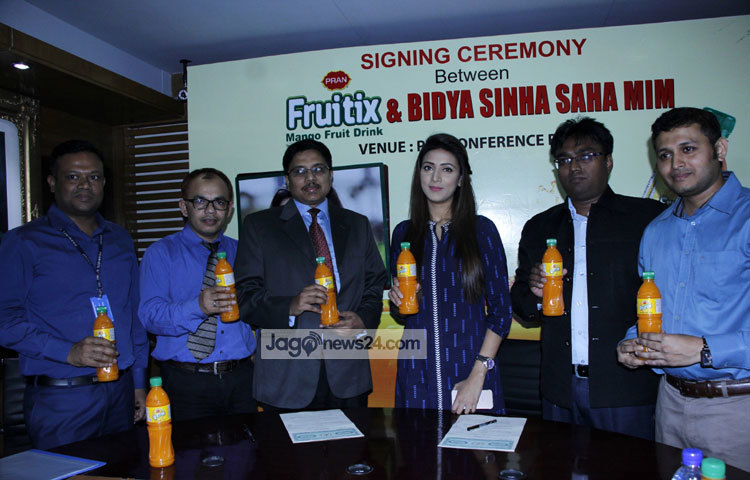 চুক্তিস্বাক্ষর অনুষ্ঠানে মিম ফটোশেসনে অংশ নিয়েছেন। ছবি : মাহবুব আলম