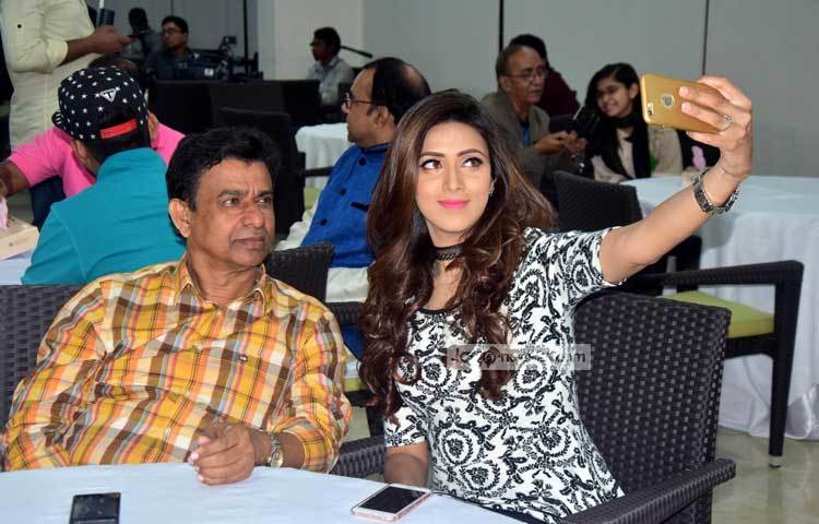অন্যান্যদের মত মিমও কোনো অনুষ্ঠানে গেলে সেলফি তুলতে ভুল করেন না। ছবি : মাহবুব আলম