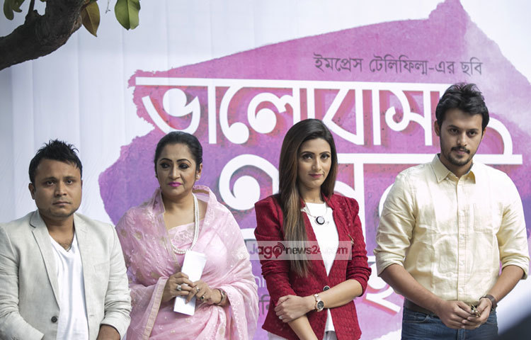 ফটোসেশনে ছবিটির নির্মাতা তানিয়া আহমেদ, মিম, অভিনেতা মিশু সাব্বির ও ইরফান সাজ্জাদ। ছবি : মাহবুব আলম