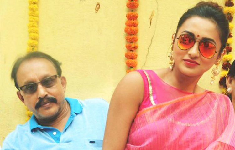 মিমি চক্রবর্তী : চশমা চোখে বাবা মেয়ে। মিমির বাবা মিমির অন্যতম বন্ধুও বটে।