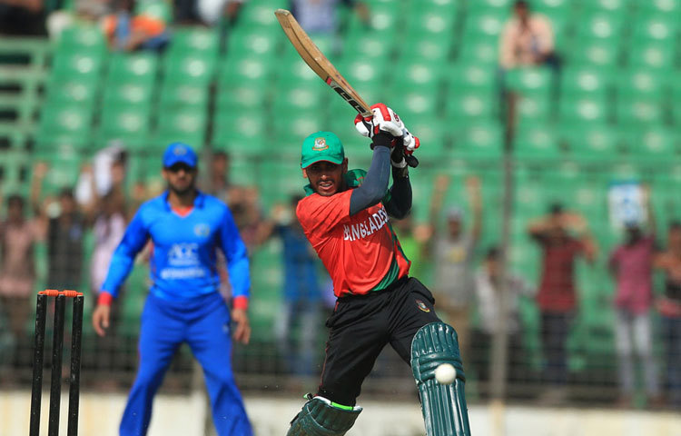 ইংল্যান্ডের বিপক্ষে দুই টেস্টের সিরিজের প্রথম ম্যাচের জন্য ১৪ সদস্যের দল ঘোষণা করেছে বিসিবি। এবারের দলে বেশ কয়েকজন নতুন মুখ রয়েছেন। স্পিন অলরাউন্ডার মেহেদী হাসান মিরাজের অন্তর্ভুক্তি এবারের বড় চমক।