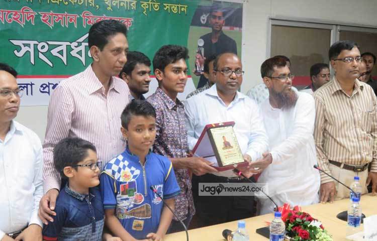 জেলা প্রশাসনের পক্ষ থেকে মিরাজকে সংবর্ধনা জানানো হচ্ছে।