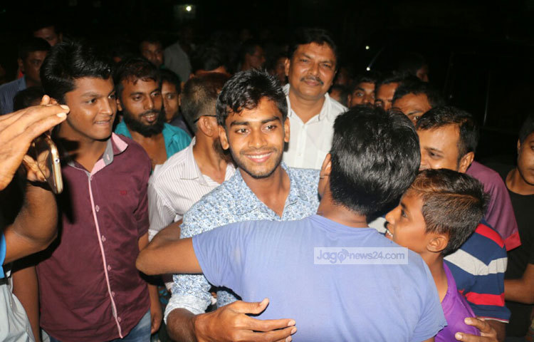 এলাকার লোকজন মিরাজকে কাছে পেয়ে ভীষণ আনন্দিত ও আবেগে আপ্লুত।