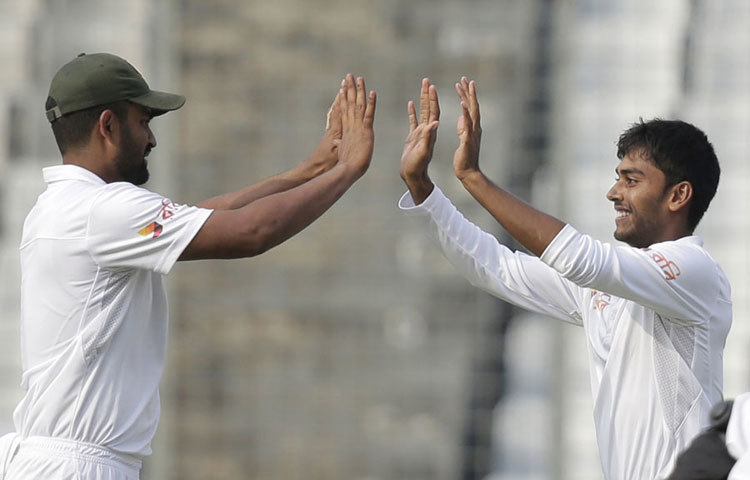 ৬৬ বছরের বেশি সময় ধরে একটা রেকর্ড তিনি নিজের করে রেখেছিলেন ওয়েস্ট ইন্ডিজের সাবেক ডান হাতি অফ স্পিনার সনি রামদিন। এবার তাকে ছুঁয়ে ফেললেন বাংলাদেশের নবাগত অফ স্পিনার মেহেদি হাসান মিরাজ।