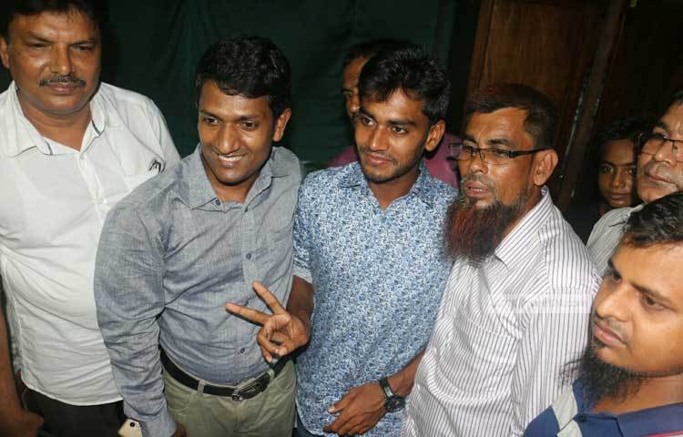 একনজর দেখতে আসা ভক্তদের &lsquo;ভি&rsquo; চিহ্ন দেখাচ্ছেন।