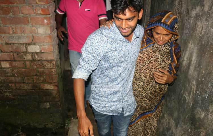 মায়ের সঙ্গে মিরাজ। তার মায়ের মনে হচ্ছে দীর্ঘদিন পর কোলে ফিরে এসেছে সন্তান।