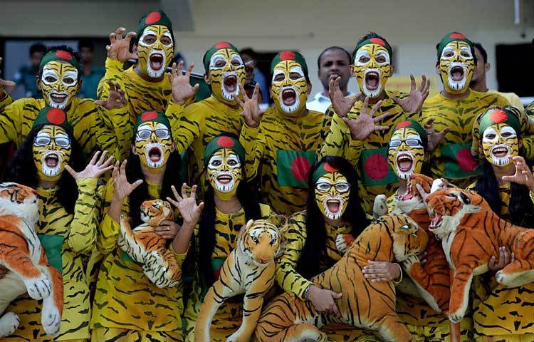 গ্যালারিতে জয়ের আনন্দে ভাসছে টাইগার ভক্তরা।