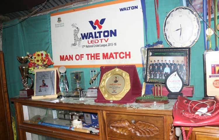 মিরাজের ঘরে সাজানো রয়েছে ক্রিকেট খেলে পাওয়া বিভিন্ন ট্রফি।