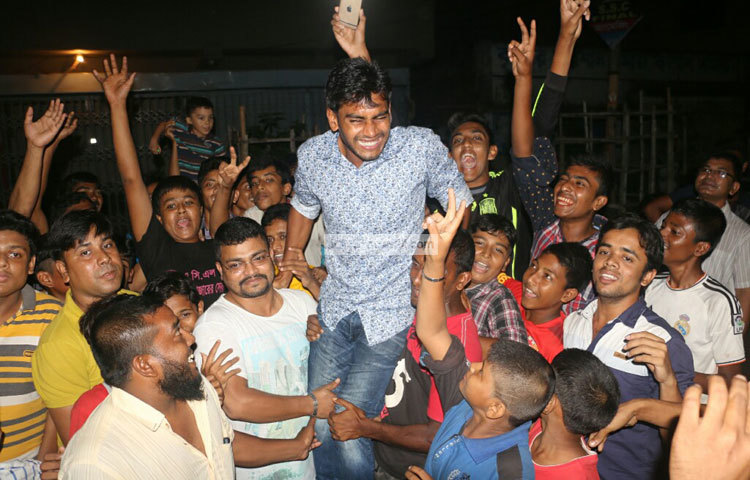 উচ্ছ্বসিত ভক্তদের মাঝে মেহেদী হাসান মিরাজ।