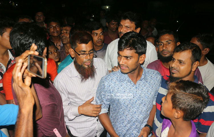 কেউ কেউ মোবাইলের ক্যামেরায় ছবি তুলতেছেন মিরাজের।