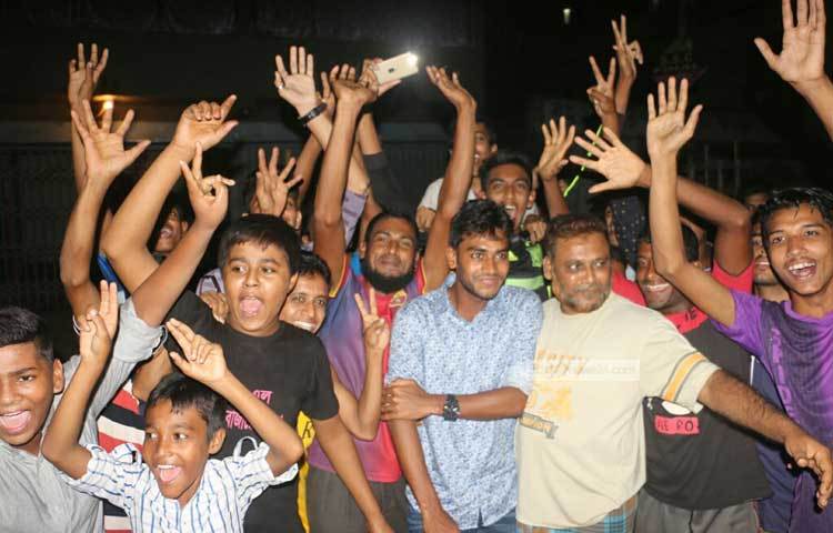 শিশু, কিশোর, বৃদ্ধ, যুবা সবাই মিরাজকে কাছে পেয়ে আনন্দ উল্লাস করছে।