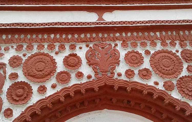 প্রাচীন ঐতিহ্যবাহী মির্জাপুর শাহী মসজিদের নান্দনিক কারুকাজ। মসজিদটি লম্বায় ৪০ ফুট এবং চওড়ায় ২৫ ফুট।