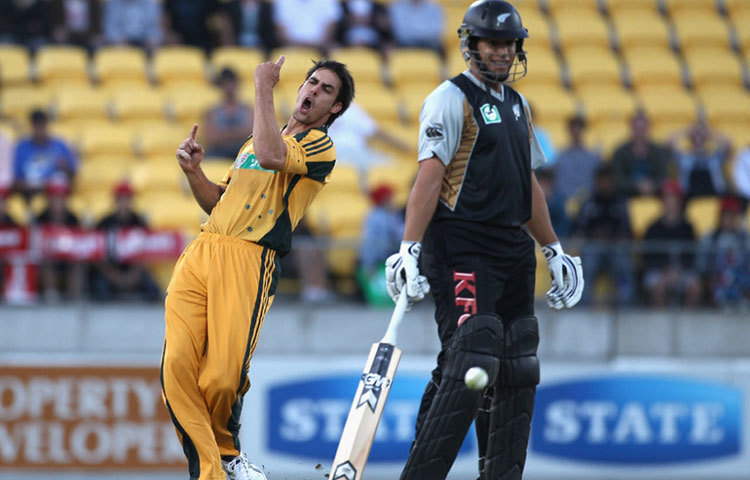 মিচেল জনসনের বিতর্কও এসেছে ক্যারিয়ারে। শৃঙ্খলাভঙ্গের অভিযোগে ভারতের বিরুদ্ধে দল থেকে বাদ দেওয়া হয়। প্রায় একবছর জাতীয় দলের বাইরে ছিলেন। ফিরে আসেন স্বমহিমায়।