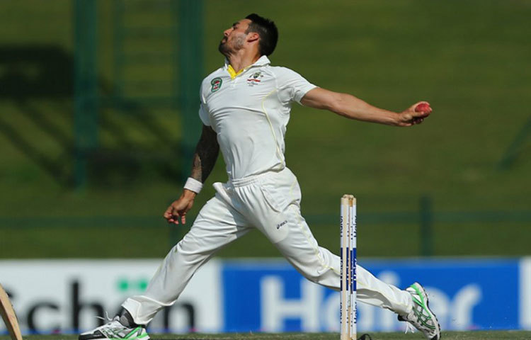 ছোটবেলা থেকেই টেনিস ছিল মিচেল জনসনের প্রথম প্রেম। পিট সাম্প্রাসকে আদর্শ করে এগিয়ে যাচ্ছিল টেনিস ক্যারিয়ার। কিন্তু ব্রিসবেনে টেনিস ক্যাম্পে আসার পরেই ইতি টানেন টেনিসে। শুরু হয় ক্রিকেট।