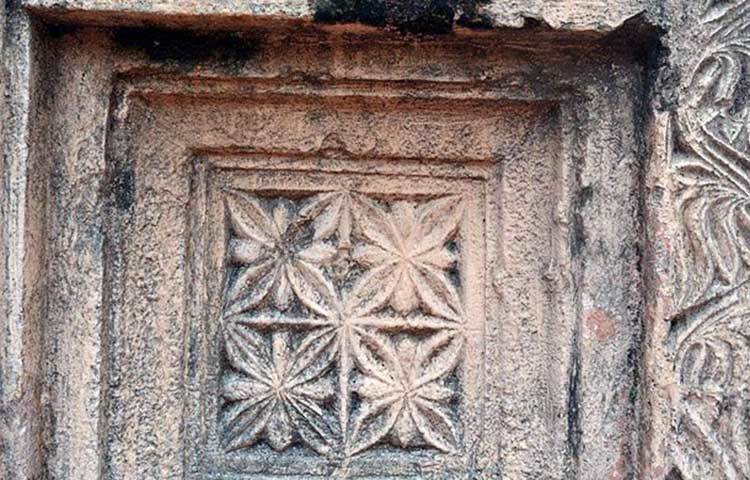 মিঠাপুকুর বড় মসজিদটি রংপুর শহর থেকে ২৪ কিলোমিটার দক্ষিণে রংপুর ও বগুড়া মহাসড়কের ওপর অবস্থিত।