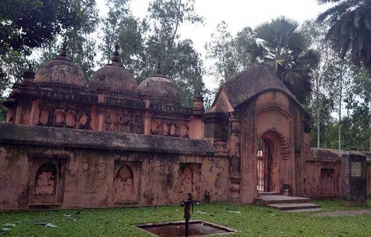 প্রায় ২৫ একর আয়তনের বিশাল জলাশয়ের নাম মিঠাপুকুর। এ জলাশয় বা দিঘীর নামানুসারে স্থানের নামকরণ করা হয়েছ মিঠাপুকুর। মসজিদটিও জলাশয় সংলগ্ন।