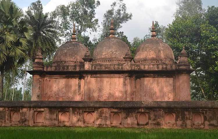 মসজিদের চার কোণায় পিলারের ওপর রয়েছে চারটি মিনার। মিনারগুলো আট কোণাকারে নির্মিত। মিনারগুলো ছাদের কিছু উপরে উঠে গম্বুজ আকৃতিতে শেষ হয়েছে।