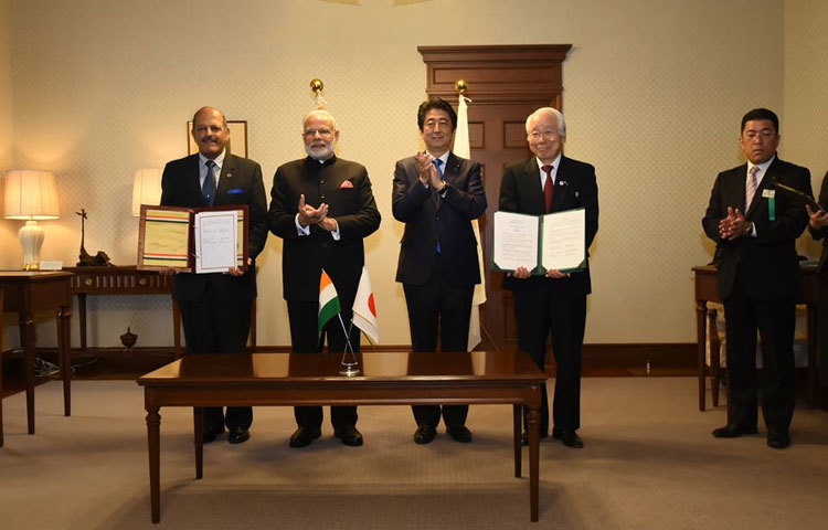 চুক্তিস্বাক্ষর অনুষ্ঠানের পর ফটোসেশনে ভারতের প্রধানমন্ত্রী নরেন্দ্র&nbsp;মোদি ও জাপানের প্রধানমন্ত্রী শিনজো আবে।