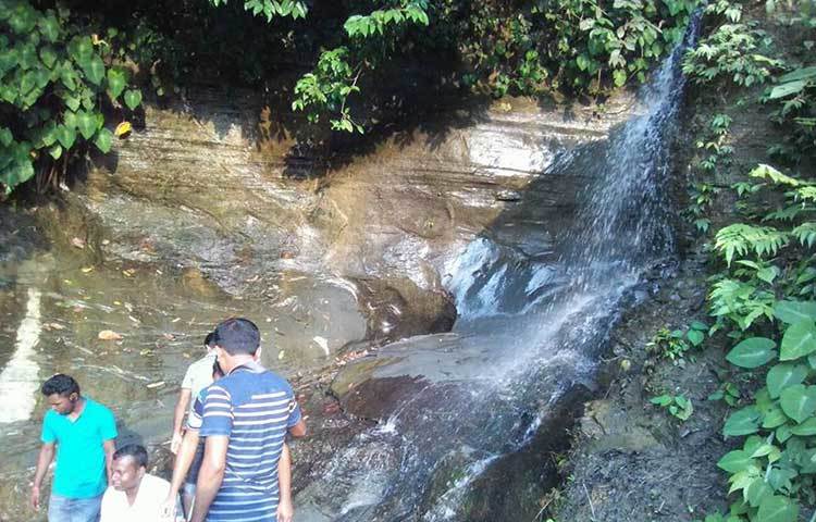 অপরূপ ঝরনার সৌন্দর্য দর্শন করছেন সৌন্দর্য করছেন প্রকৃতিপ্রেমীরা। ছবি : সৈয়দ মিজান