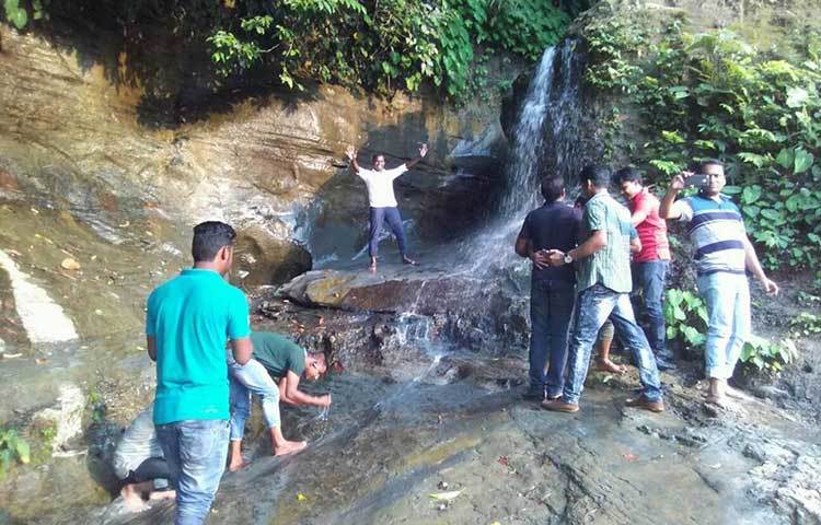 ঝরনার এই শীতল জল ছুঁয়ে না দেখে আর কী পারা যায়। তাই তো এ যেন জলের সঙ্গে মিষ্টি আলাপন। ছবি : সৈয়দ মিজান