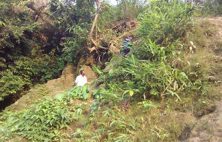 ঝরনার উৎসের সন্ধানে কৌতূহলী পর্যটকরা। এখানে ভ্রমণে এলে সবাই আপন ভুবনে হারিয়ে যায়। ছবি : সৈয়দ মিজান