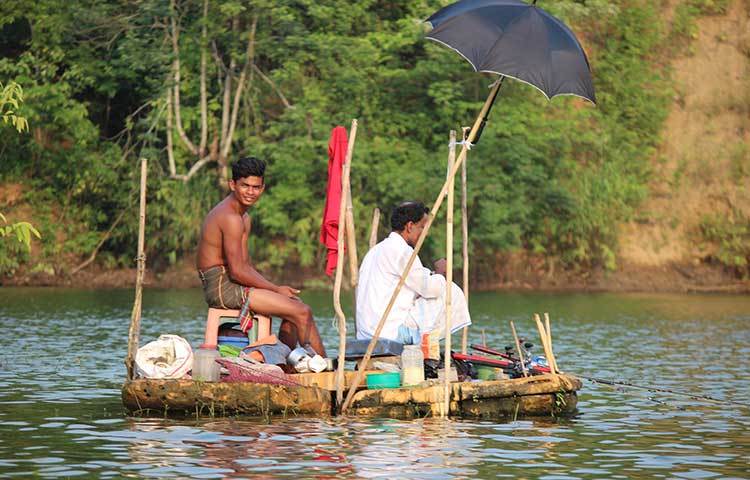 লেকের মাঝে মাছ ধরছেন কেউ কেউ। এখানে অনেকেই মাছ ধরে সময় কাটাতে আসেন। ছবি : সৈয়দ মিজান