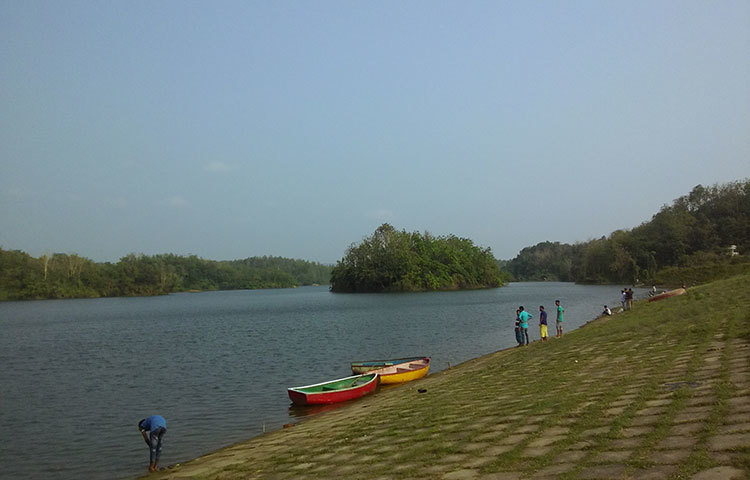 মহামায়া লেকের মাঝে সুদৃশ্য দ্বীপ। বিকেলের এ অপরূপ সৌন্দর্য প্রকৃতিপ্রেমীদের মুগ্ধ করে দেয়। ছবি : সৈয়দ মিজান