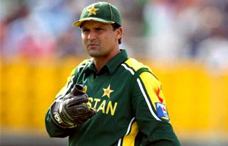 পাকিস্তানের ক্রিকেটার মঈন খানকে ভেরি অ্যাক্টটিভ উইকেটকিপার বলা হয়ে থাকে।