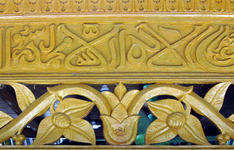 পুরো মসজিদটি নির্মাণে কাঠের কারুকাজ ও ক্যালিওগ্রাফি খচিত সামগ্রী ব্যবহার করা হয়েছে।