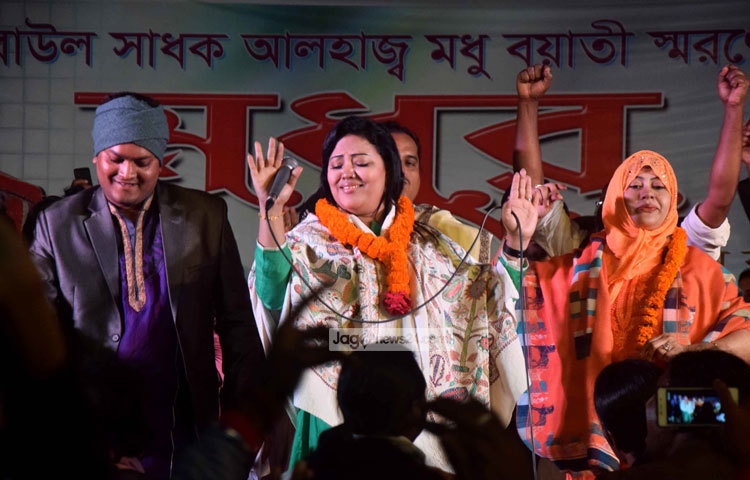 মানিকগঞ্জের সিংগাইর উপজেলার ভাকুয়া গ্রামে এ মেলা অনুষ্ঠিত হয়েছে মধুল মেলা। এতে সংগীত পরিবেশন করছেন মমতাজ। ছবি : মাহবুব আলম