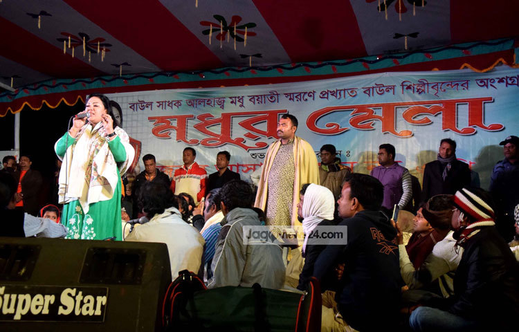১ জানুয়ারি থেকে তিনদিনব্যাপী এই মেলা শুরু হয়েছিল। এতে বাউলশিল্পীদের অংশগ্রহণে মনোমুগ্ধকর গানের আসর বসেছিলো। ছবি : মাহবুব আলম