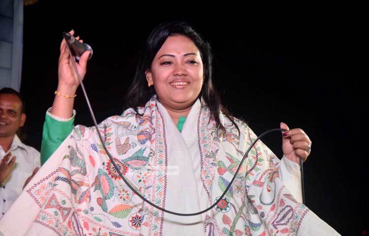 গানে নিমগ্ন মমতাজ। তার আয়োজিত মধুর মেলা এখন একটি বাৎসরিক অনুষ্ঠানে পরিণত হয়েছে। ছবি : মাহবুব আলম