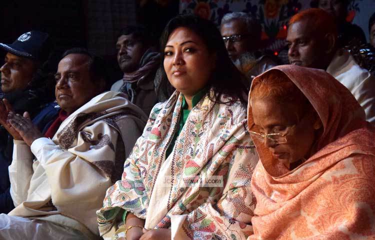 দর্শক-শ্রোতার সারিতে বসে আছেন মমতাজ। মধুর মেলা উপলক্ষে বর্তমানে মমতাজ মানিকগঞ্জে রয়েছেন। ছবি : মাহবুব আলম