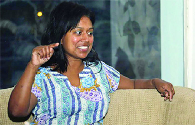 এদেশে এসে স্বতঃস্ফূর্তভাবেই অনেকের সঙ্গে নানা ধরনের কথা বলেছেন মনোয়ারা।