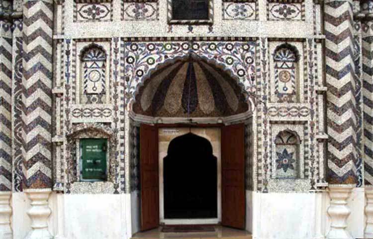 মোঘল আমলের স্থাপত্য শিল্পের স্মৃতি বহনকারী ২৭৬ বছরের পুরনো নোয়াখালীর ১৫ কিলোমিটার অদূরে অবস্থিত বজরা শাহী মসজিদ।