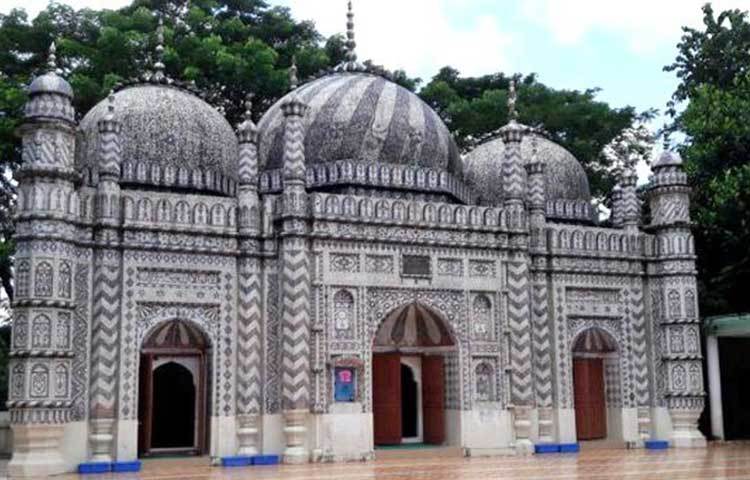 দিল্লি শাহী মসজিদের আদলে নির্মিত এ মসজিদটি ১১৫৪ হিজরি, ১১৩৯ বাংলা মোতাবেক ১৭৪১ ইংরেজি সালে নির্মিত হয়।