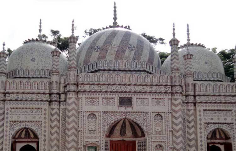 মোগল সম্রাট মুহাম্মদ শাহের আমলে জমিদার আমান উল্লাহ&rsquo;র তদারকিতে বজরা শাহী মসজিদটি নির্মাণ করা হয়।