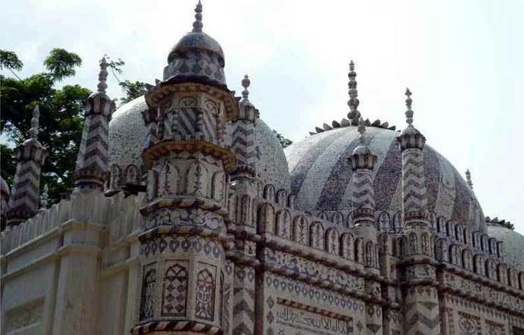 মসজিদের ভিত্তিকে মজবুত করার লক্ষে প্রায় ২০ফুট মাটির নিচ থেকে ভিত্তি স্থাপন করা হয়। সুদৃশ্য মার্বেল পাথর দ্বারা গম্বুজগুলোর সৌন্দর্য বৃদ্ধি করা হয়।