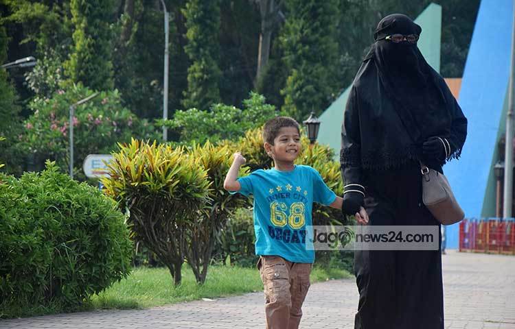 মায়ের সঙ্গে ঘোরাঘুরি। সব সন্তানই তার মাকে নিয়ে ঘুরতে পছন্দ করে। ছবি : মাহবুব আলম