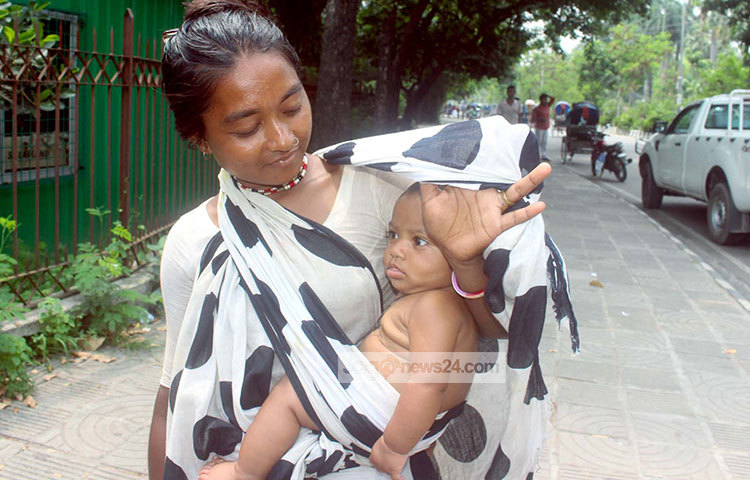 পৃথিবীর সর্বশ্রেষ্ঠ আশ্রয়স্থল হচ্ছে মায়ের কোল। যে কোনো পেশার কিংবা শ্রেণির মায়ের আঁচল তলে সন্তানের থাকে স্নেহের ছায়া। ছবি : দিপ্লব দিক্ষিৎ