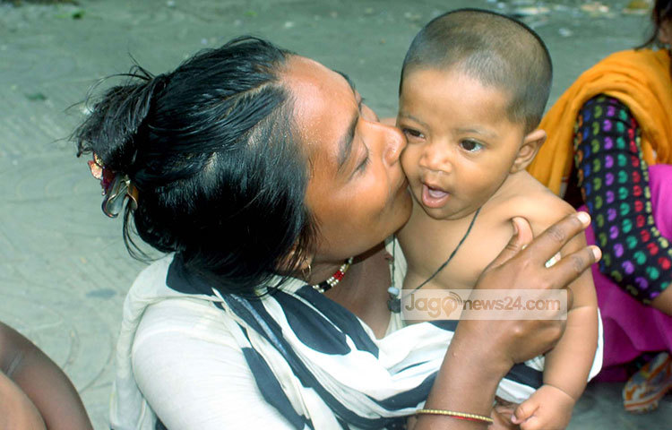 &lsquo;মা কথাটি ছোট্ট অতি কিন্তু যেন ভাই, ইহার চেয়ে নাম যে মধুর ত্রিভুবনে নাই&rsquo;- সত্যিই মায়ের এই ভালোবাসার কোনো তুলনা নেই। ছবি : দিপ্লব দিক্ষিৎ