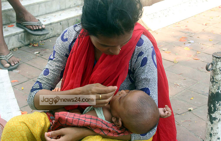 সন্তানকে কোলে নিয়ে আদর করছে মা। কষ্টে জীবন কাটলেও সন্তানকে ভালোবাসা দিতে একটু কার্পণ্য করেছেন না মা। ছবি : দিপ্লব দিক্ষিৎ
