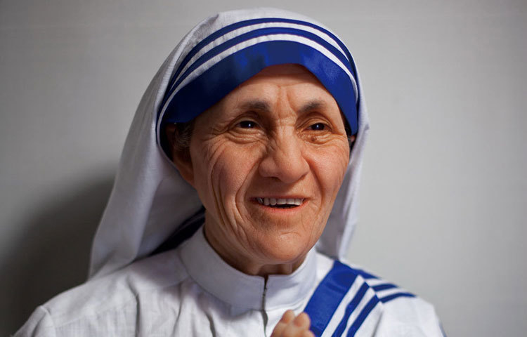 মাদার তেরেসা : নোবেল বিজয়ী এই নারী মানব সেবায় অসামান্য অবদান রাখার জন্য বিশ্বের সব মানুষের কাছে মায়ের প্রতিমূর্তিতে পরিণত হয়েছেন।