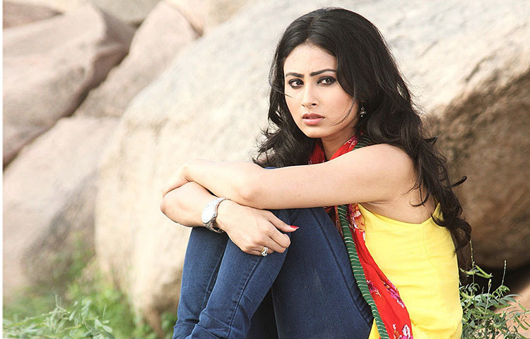 ভারতীয় অভিনেত্রী মৌনি রায় একটি টিভি শোয়ের মাধ্যমে ব্যাপক পরিচিতি লাভ করেছেন। সুন্দর ও সাবলীল অভিনয় দিয়ে সবার মন মাতাতে চান তিনি।