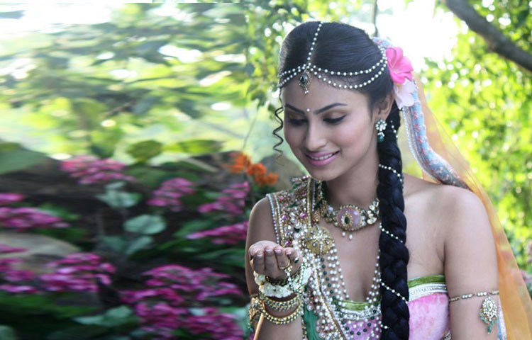 পরির সাজে মৌনিকে দেখা যাচ্ছে। বলিউডে তিনি পরির বেশে উড়ে আসতে চাচ্ছেন।