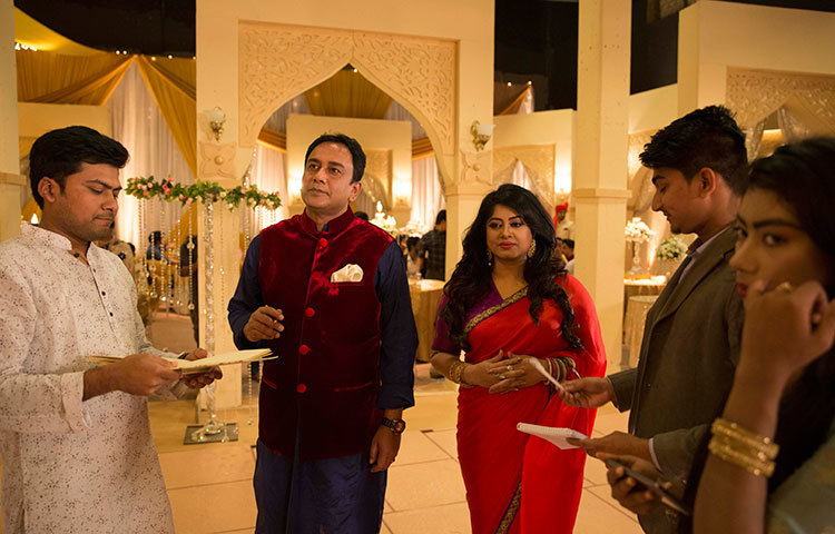 শুটিংয়ের আগে দৃশ্য বুঝে নিচ্ছেন চিত্রনায়িকা মৌসুমী ও জাহিদ হাসান। ছবি : মাহবুব আলম