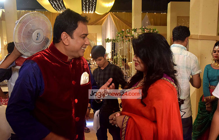 সোমবার (৬ মার্চ) রাজধানীর তেজগাঁওয়ে অবস্থিত কোক স্টুডিওতে মৌসুমী-জাহিদের টিভিসিটির শুটিং হয়েছে। ছবি : মাহবুব আলম